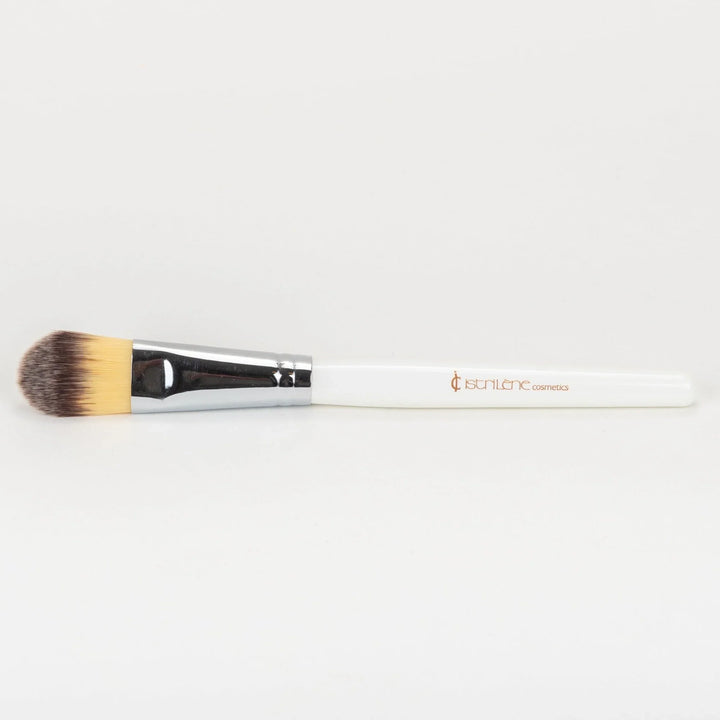 Foundationborstel in gebruik voor een egale make-up